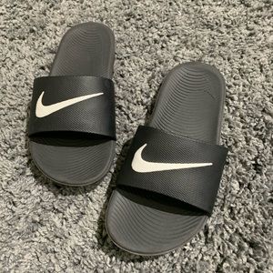 kids nike black slides